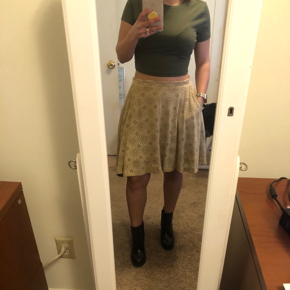 Adorable suede skirt with pockets